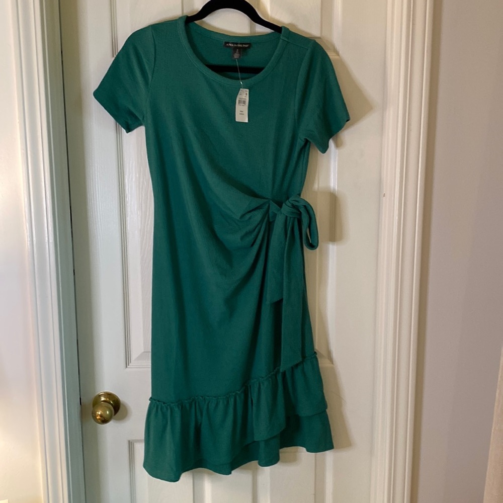 A Pea in the Pod Green Maternity Dress size Small
